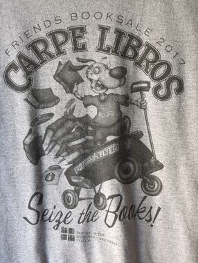 Carpe Libros Grey Women's Graphic Tee - Seize the Books!